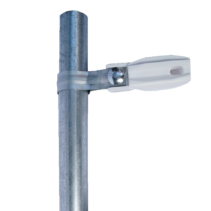 Aislador de paso o esquina de color Blanco con abrazadera incluida de 33-38mm para uso en tuberí­a de malla ciclónica.